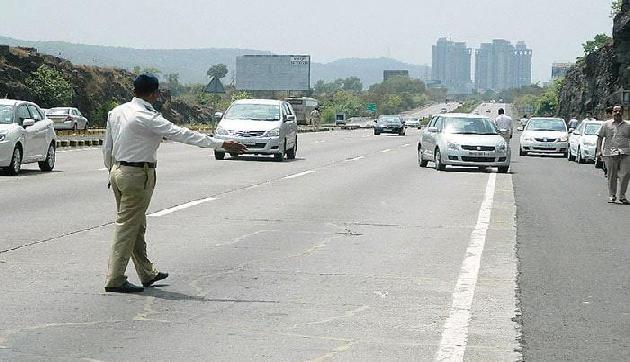 कार से काले शीशे हटाने के बाद डीएसपी को विधायक से मांगनी पड़ी माफी, जानिए क्यों कार से काले शीशे हटाने के बाद डीएसपी को विधायक से मांगनी पड़ी माफी, जानिए क्यों