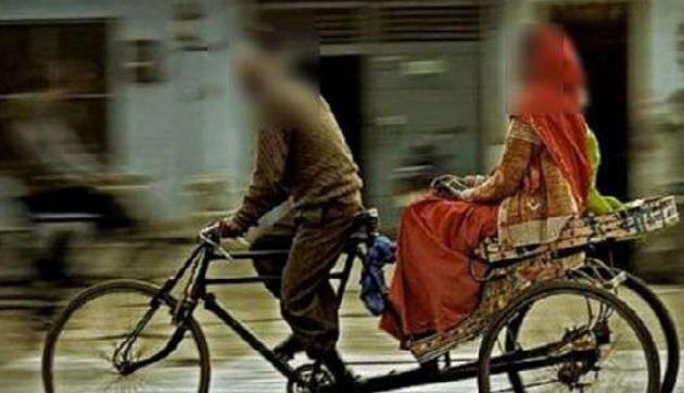 52 साल के इस बूढ़े रिक्शेवाले फर फिदा हुईं 3000 लड़कियां, कारण जानकर रह जाएंगे दंग 52 साल के इस बूढ़े रिक्शेवाले फर फिदा हुईं 3000 लड़कियां, कारण जानकर रह जाएंगे दंग