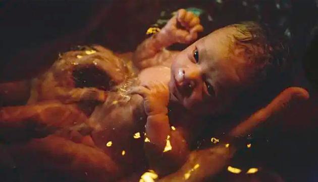 OMG! ये महिला 20वीं बार देने जा रही है बच्चे को जन्म, हर बार घर पर ही हुई है डिलीवरी OMG! ये महिला 20वीं बार देने जा रही है बच्चे को जन्म, हर बार घर पर ही हुई है डिलीवरी