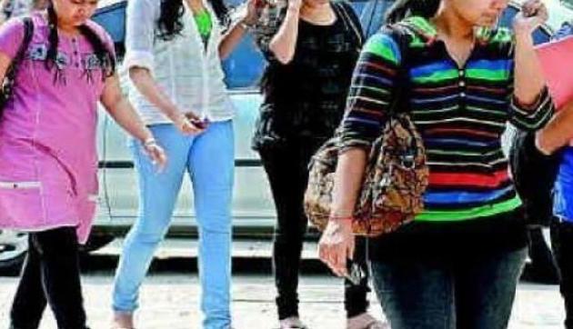 Girls कॉलेज में सुनाया अजीबो-गरीब फरमान, 'सूट पहनने पर मिलेंगे अच्छे रिश्ते' Girls कॉलेज में सुनाया अजीबो-गरीब फरमान, 'सूट पहनने पर मिलेंगे अच्छे रिश्ते'