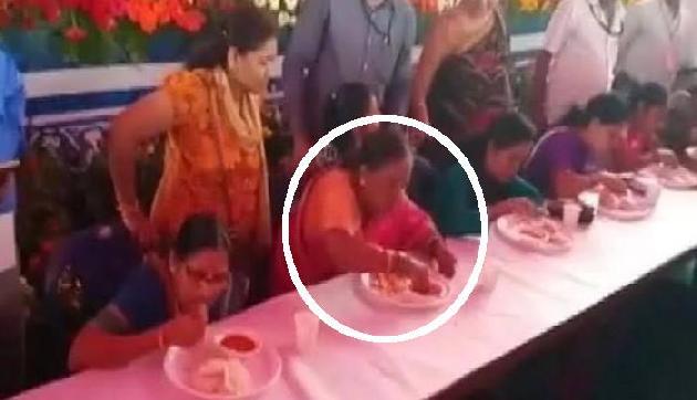 60 साल की बुजुर्ग महिला ने किया कमाल, 1 मिनट में खाई 6 इडली 60 साल की बुजुर्ग महिला ने किया कमाल, 1 मिनट में खाई 6 इडली