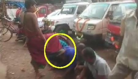 मंदिर के पुजारी ने सिर पर पैर रखकर दिया लोगों को आशीर्वाद, वीडियो Viral मंदिर के पुजारी ने सिर पर पैर रखकर दिया लोगों को आशीर्वाद, वीडियो Viral
