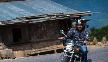 ये शानदार बाइक चलाते नजर आ रहे हैं Pema Khandu, दे रहे हैं ये मैसेज ये शानदार बाइक चलाते नजर आ रहे हैं Pema Khandu, दे रहे हैं ये मैसेज