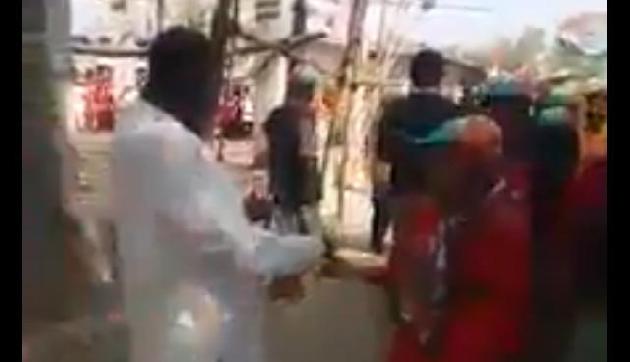 राहुल गांधी शाहीन बाग में प्रदर्शन के लिए बांट रहे पैसे! देखें वायरल वीडियो की सच्चाई राहुल गांधी शाहीन बाग में प्रदर्शन के लिए बांट रहे पैसे! देखें वायरल वीडियो की सच्चाई