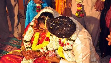 अचानक से हुआ प्यार, यहां शादी से ठीक पहले दुल्हन की मां को ले भागा दूल्हे का पिता अचानक से हुआ प्यार, यहां शादी से ठीक पहले दुल्हन की मां को ले भागा दूल्हे का पिता