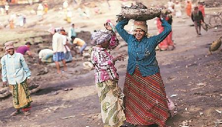 बजट 2020 : मनरेगा का बजट बढ़ाकर गांवों की अर्थव्यवस्था सुधारेगी सरकार बजट 2020 : मनरेगा का बजट बढ़ाकर गांवों की अर्थव्यवस्था सुधारेगी सरकार
