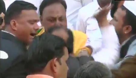 26 जनवरी पर झंडा फहराने को लेकर आपस में भिड़े कांग्रेसी नेता, खूब चले थप्पड़-घूंसे, वीडियो वायरल 26 जनवरी पर झंडा फहराने को लेकर आपस में भिड़े कांग्रेसी नेता, खूब चले थप्पड़-घूंसे, वीडियो वायरल