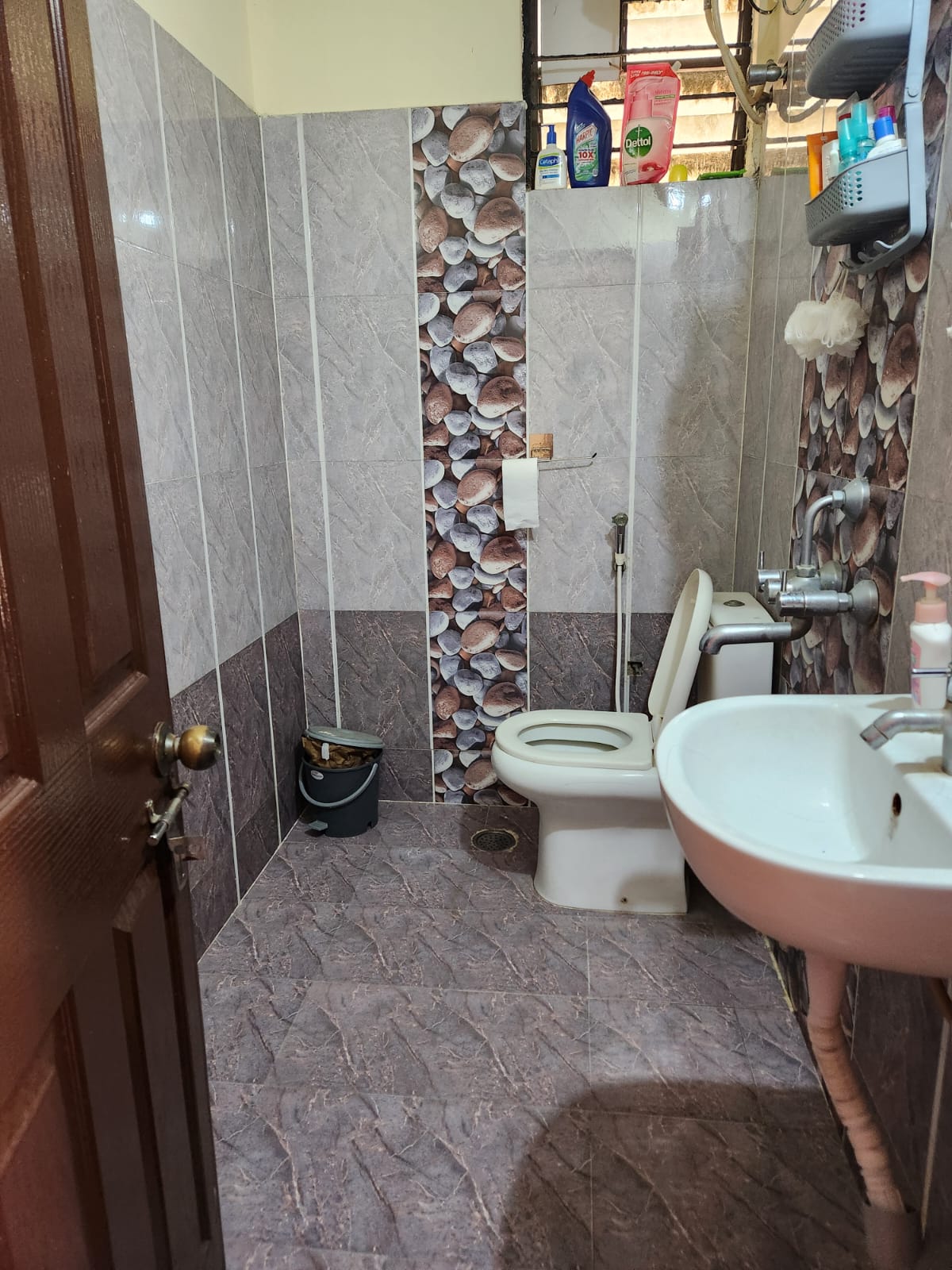https://s3.ap-south-1.amazonaws.com/fmr.prod.media/rjerz-1716006720723-76002.jpg
