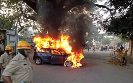 कुल्लू में पांच कारों में लगी आग:पार्किंग ग्राउंड में खड़ी थी, आधी रात के बाद भड़की आग, एक वाहन भी चपेट में