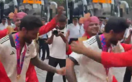 जीत के जश्न में ढोल की ताल पर नाचे रोहित और सूर्या, दिल्ली में शानदार स्वागत!