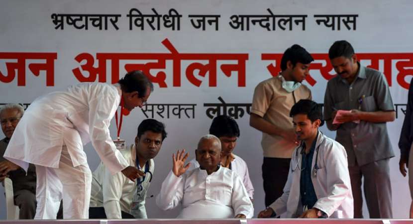 Anna Hazare hits Ramlila Maidan again, begins hunger strike in farmers' support Anna Hazare hits Ramlila Maidan again, begins hunger strike in farmers' support