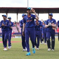 Virat Kohli chats with India's U-19 World Cup squad ahead of final