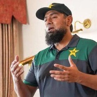 Saqlain conveys to PCB that he can't take up head coach job full-time
