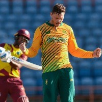 Bowlers help South Africa level series 1-1 : As it happened