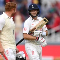 Root pivotal to England's chances as the Test sets up beautifully: As it happened 