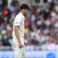 Stuart Broad rubbishes allegations of ball-tampering following social media uproar