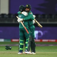 Asif Ali caps off the chase with four sixes