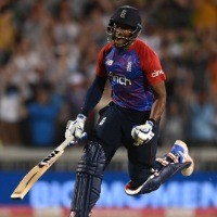 Roy, Rashid star as England wins a thriller to clinch series