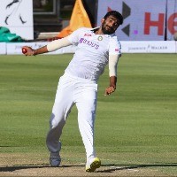 Bumrah's early strike jolts South Africa late on day one