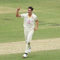 England hope for lead as Australia aim for a result on rainy day