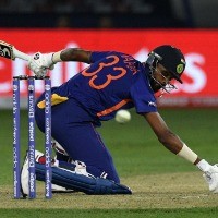 Hardik Pandya to undergo scans after being hit on right shoulder