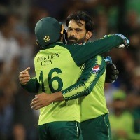 Hafeez helps Pakistan defy rampant Pooran