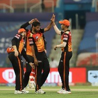 SRH pull things back to upset RCB by 4 runs: As it happened 