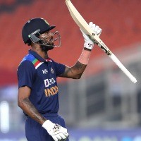 Karunaratne overjoyed after receiving bat from role model Hardik Pandya