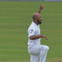 Sajid Khan's six wickets gives PAK hope