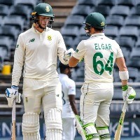 Elgar stands tall as South Africa hammer India at Wanderers