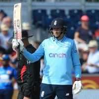 Root, Woakes help England go 1-0 up