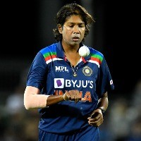 India lose nerve to concede second game and series to Australia