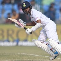 Kohli hints at playing extra pacer, Saha fit for second Test