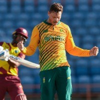 Linde, Shamsi help South Africa level series