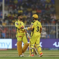 Raina-Dhoni combine to finish things for CSK