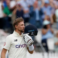 Root's unbeaten 180 takes England to 27-run lead: As it happened 