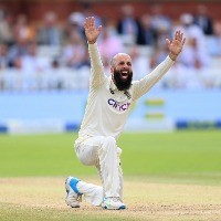 Moeen Ali's late strikes hand England advantage on penultimate day