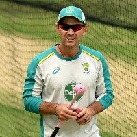 Justin Langer's coaching style under scrutiny after end of season review