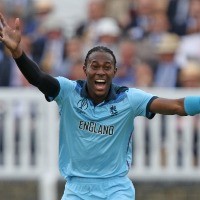 Archer has hand surgery following freak fish tank injury