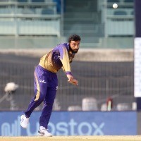 Decision to hold Chakravarthy back for de Villiers backfired: McCullum