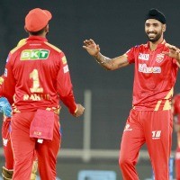 Rahul, Harpreet hand RCB another heavy defeat
