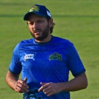 Afridi expresses displeasure after umpire refuses to take cap