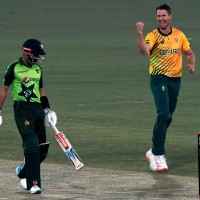 Pretorius, batsmen help South Africa draw level