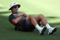 Mitchell replaces De Grandhomme for Tests; Santner called up to captain final T20 