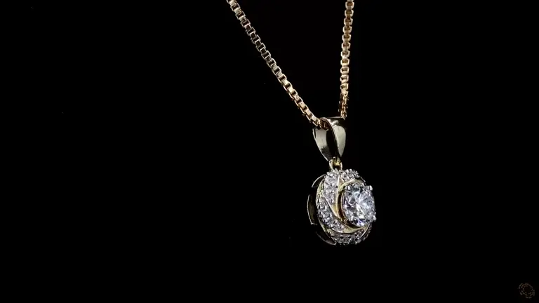 royal-halo-diamond-pendant-p-m-zm-1-1702