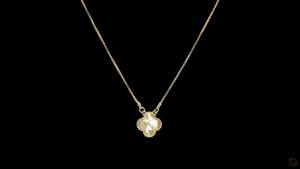 golden-bloom-diamond-pendant-3
