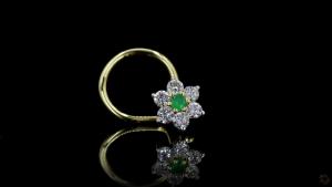 royal-emerald-blossom-nose-pin-2