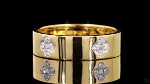 mens-gold-band-ring-with-diamond-clover-accents-1