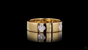 mens-gold-band-ring-with-diamond-clover-accents-4