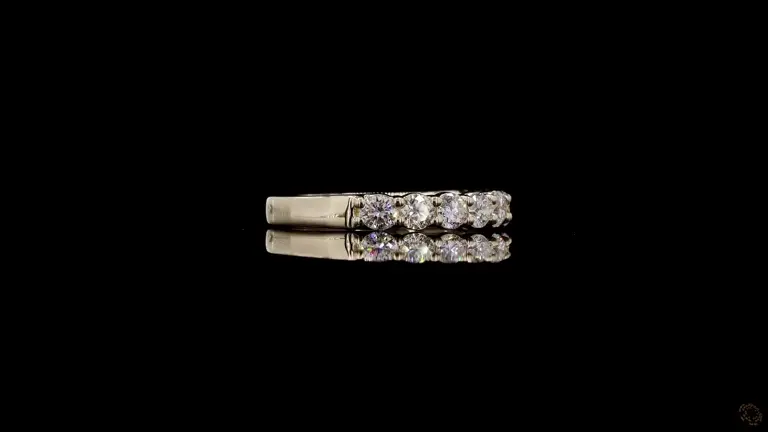 round-brilliant-diamond-set-band-in-yellow-gold-preview